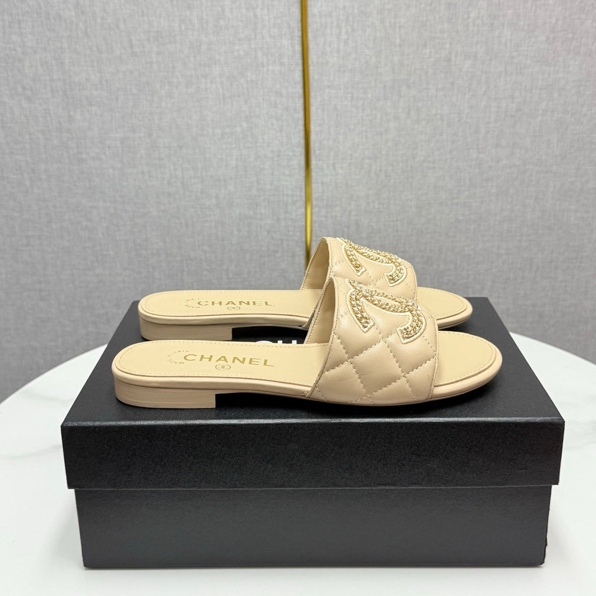 CC SLIDE SANDALS 25S IN BEIGE CALFSKIN WITH LOGO